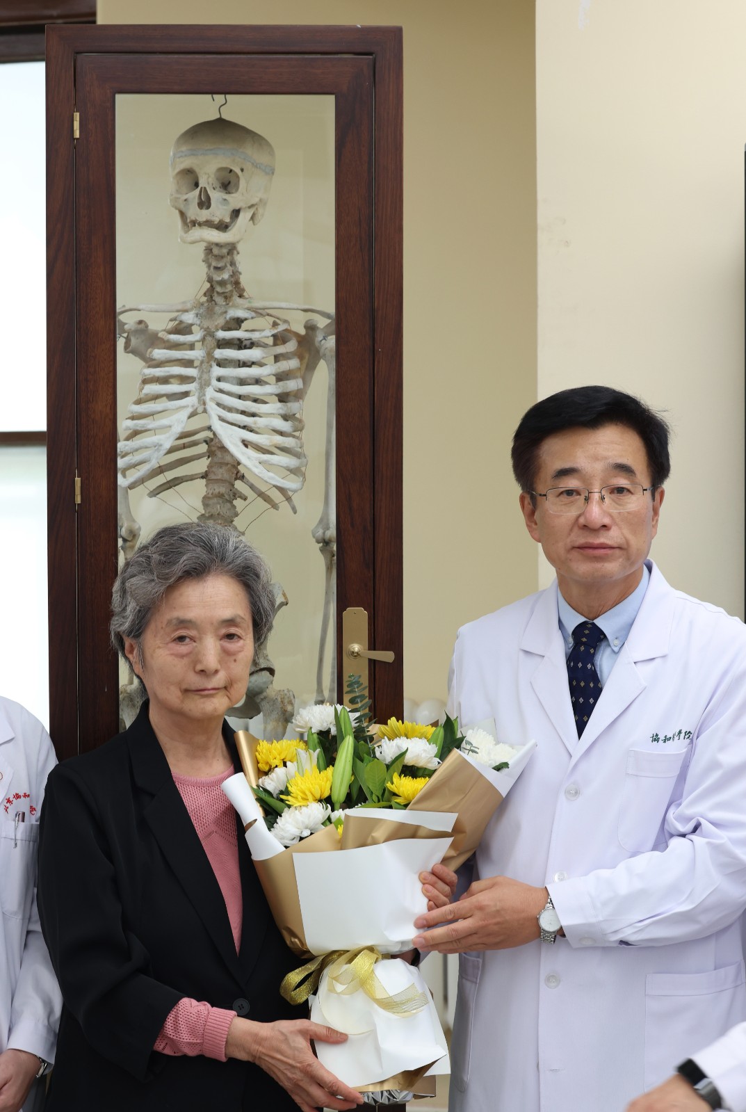 王辰院校长赠花.jpg 王辰院校长赠花.jpg