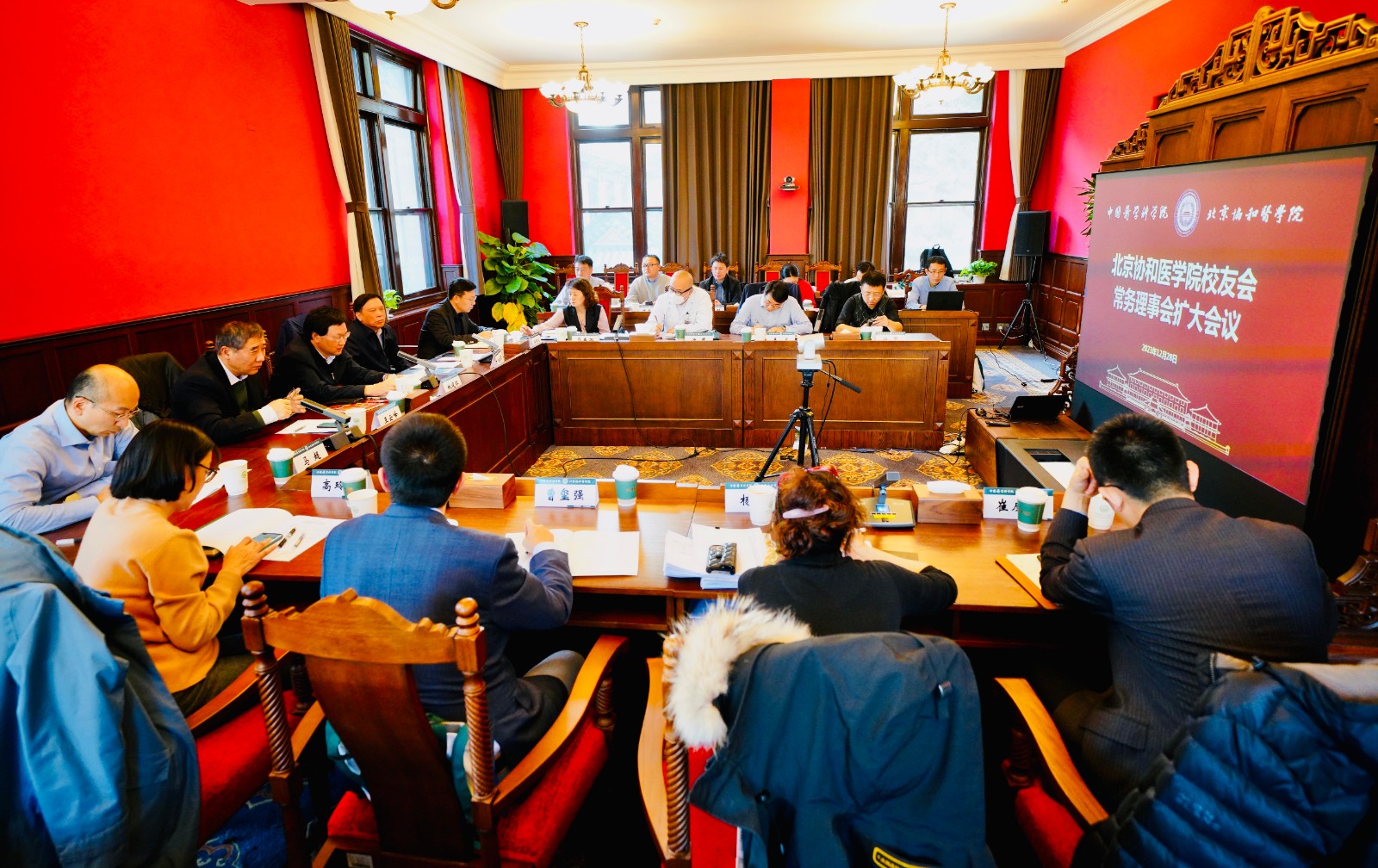 校友会召开常务理事扩大会议.jpg