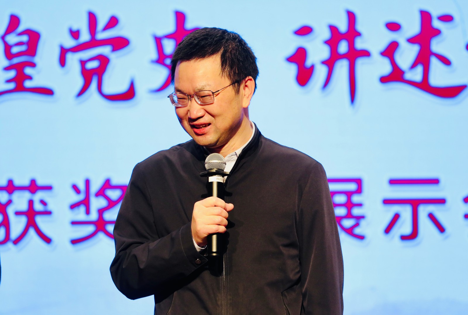 姚建红书记.jpg 姚建红书记.jpg