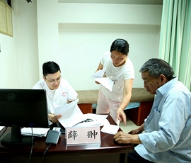 北京协和医学院校友 浙江大学医学院附属第二医院泌尿外科主治医师薛翀博士在磐安县人民医院义诊