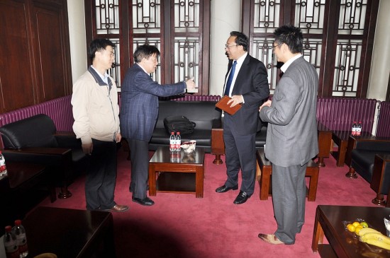 曹雪涛院长与陈洪铎院士和宋冰教授亲切会面并交流