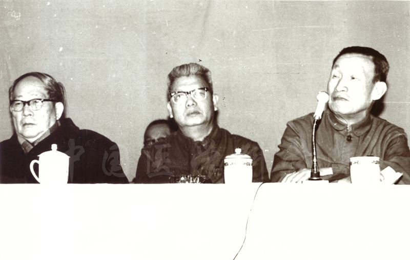 复校后中国首都医科大学79级新生开学典礼沈其震薛社普邓家栋-8-SX-1-JX-36_副本.jpg 复校后中国首都医科大学79级新生开学典礼沈其震薛社普邓家栋-8-SX-1-JX-36_副本.jpg