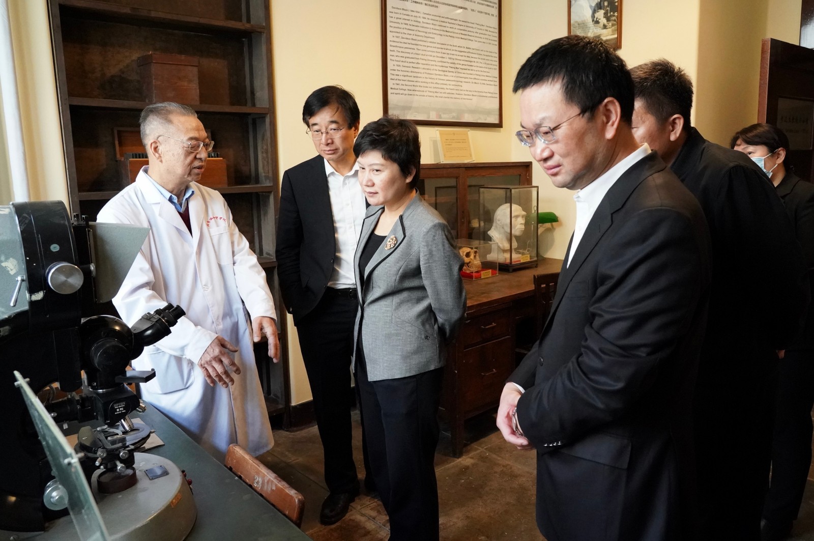 参观院校步达生办公室.jpg 参观院校步达生办公室.jpg